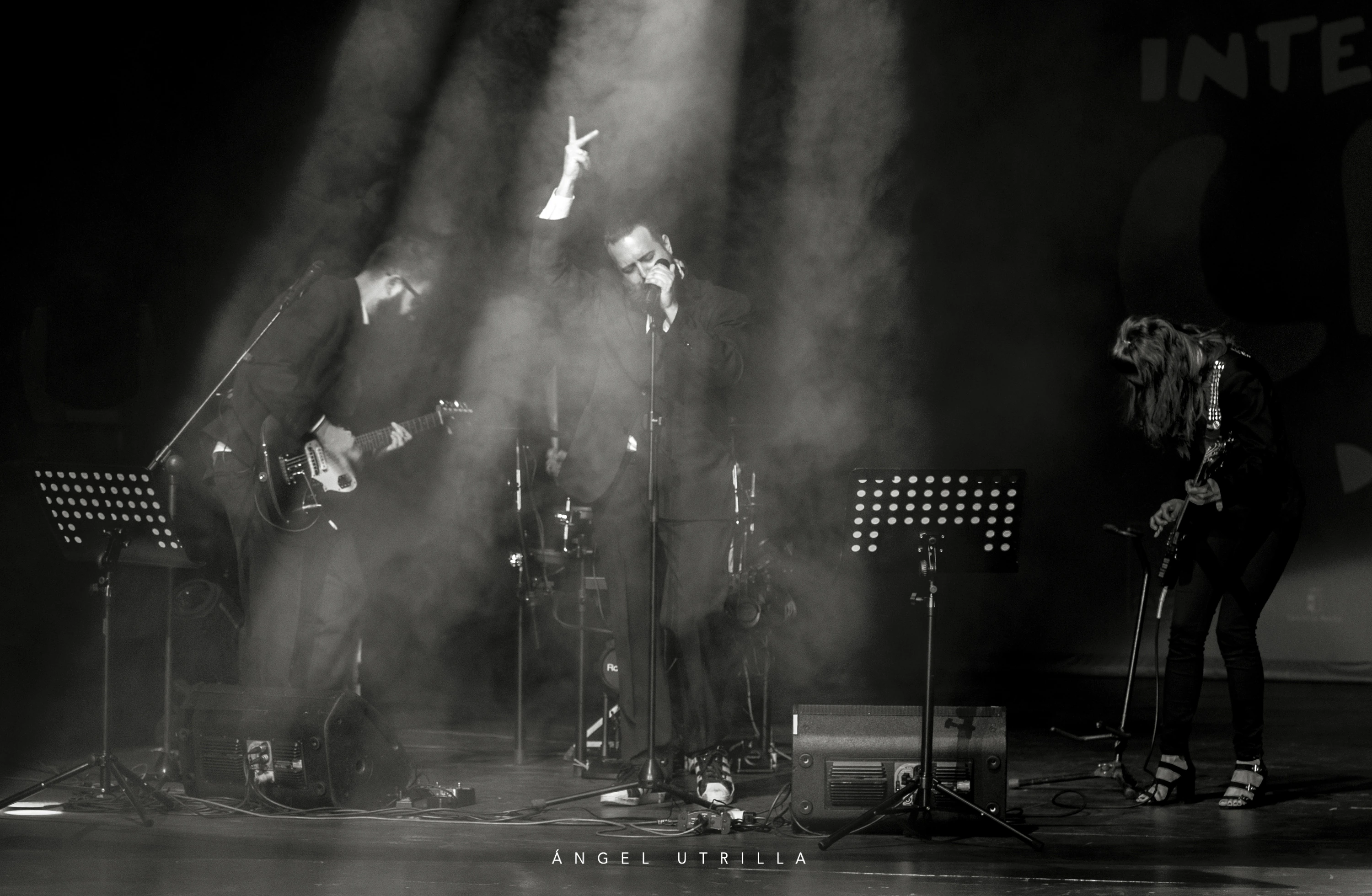 Francis cantando con su banda