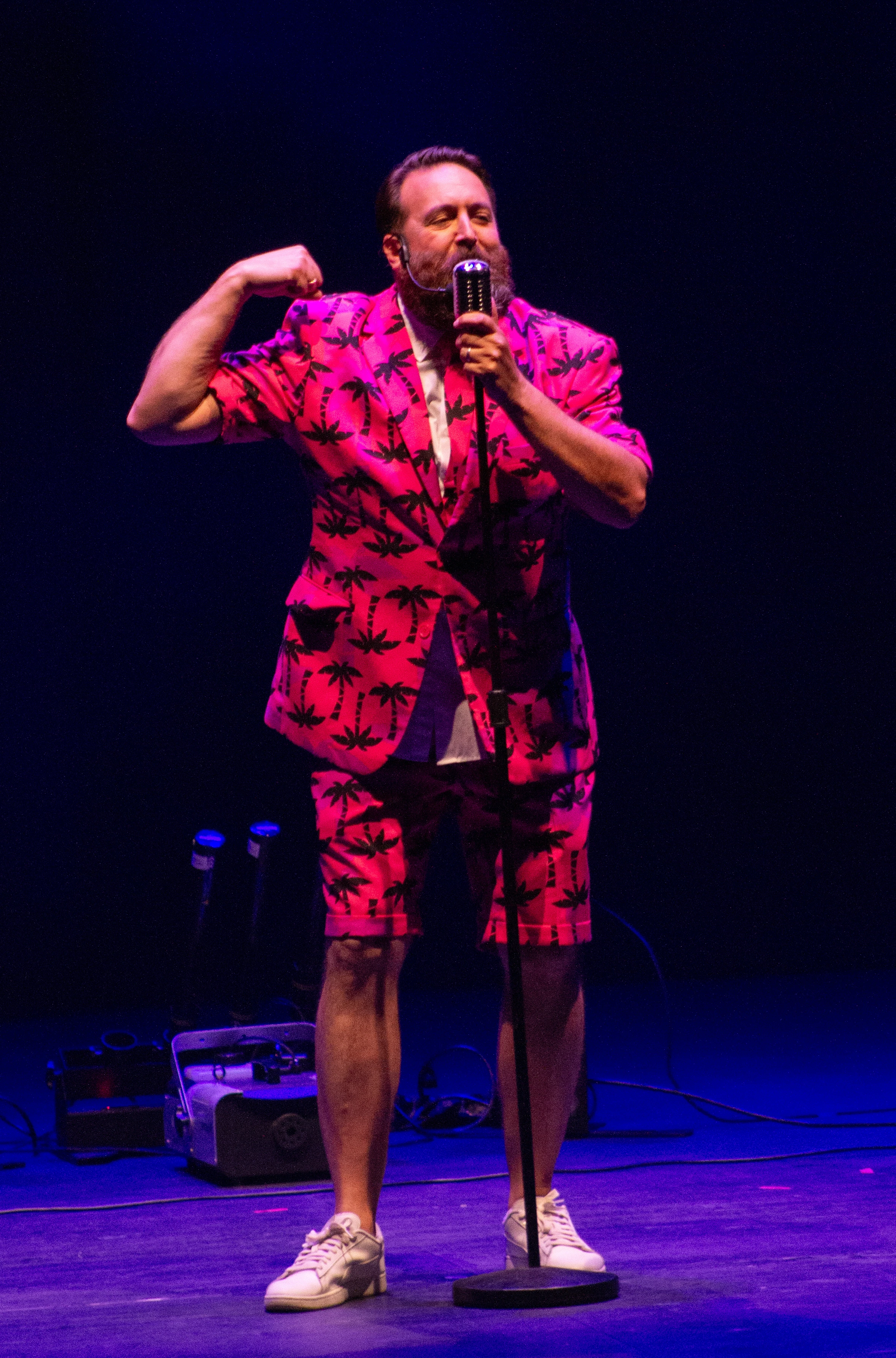 Francis cantando con traje rosa