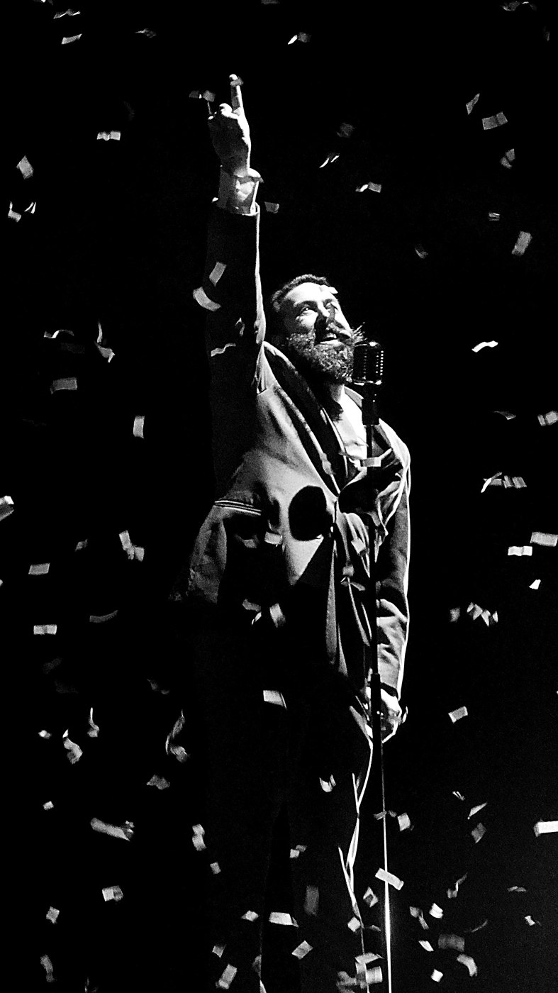 Francis Zafrilla en el escenario, fotografía en blanco y negro